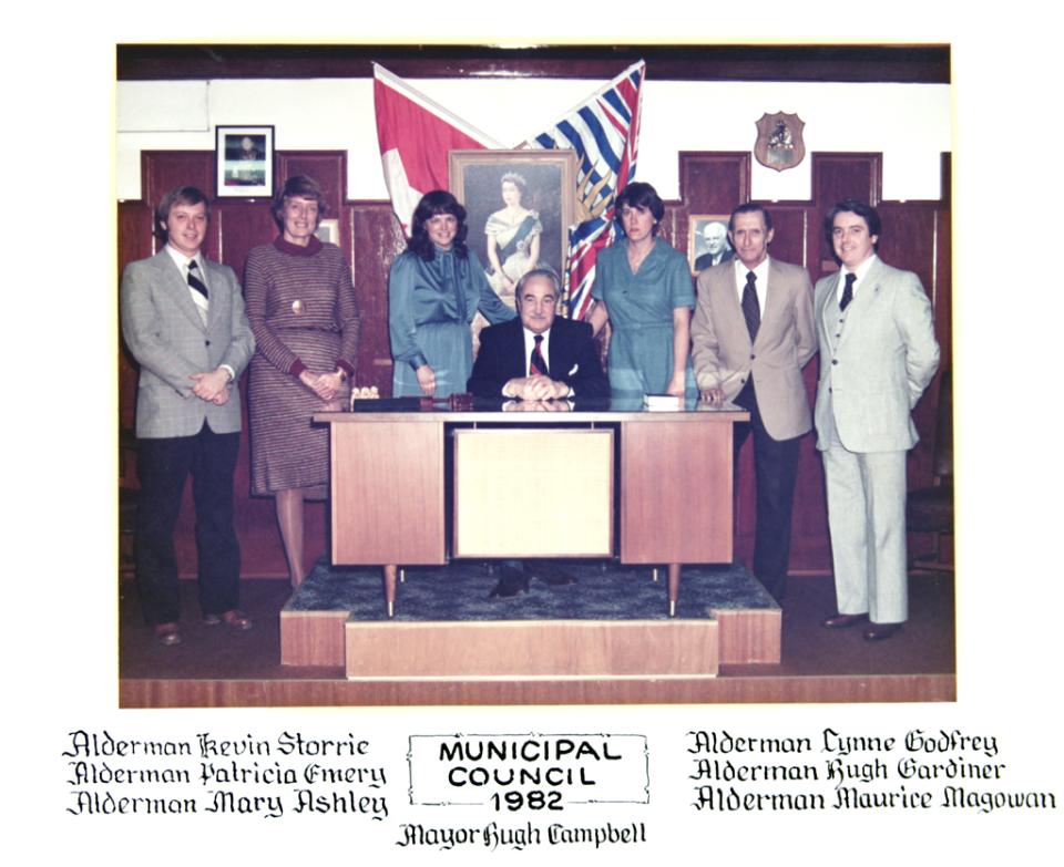 Group photo of municipal council members seated around a desk, 1982.