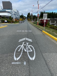 Birch Street bikeway with 30 km/hr and sharrow